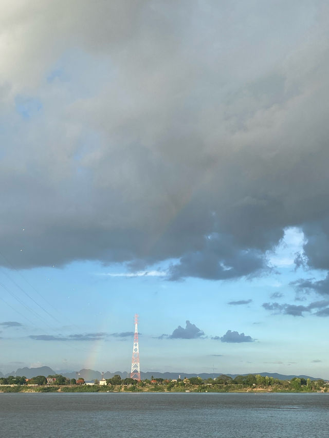 เที่ยวริมแม่น้ำโขง | จ.นครพนม 🚶🏻⛰️🌧️🌈