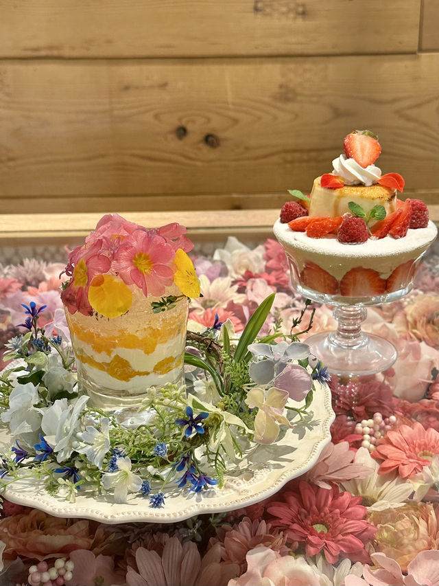 綺麗なお花のガラステーブルでいただく可愛いスイーツ✨