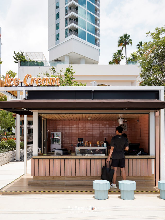 ร้านไอศกรีมที่หน้าโรงแรม Holiday Inn Pattaya