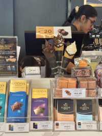 上機前的飲品雪糕Grab & Go @GODIVA CAFE