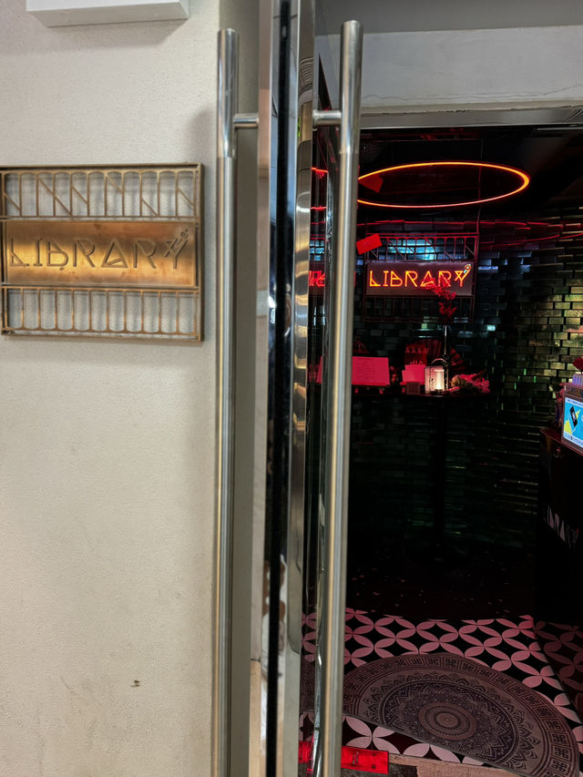（超有氛圍感） 約會在圖書館