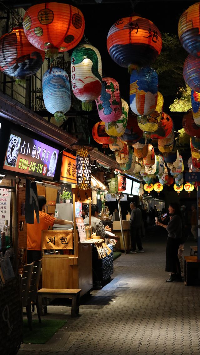 Shopping and exploring Shennong Street in Tainan