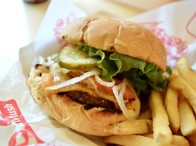 Delicious Lunch at Teddy's Bigger Burgers in Waikiki🍔