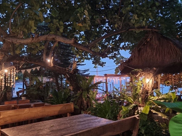 Apache Pier Restaurant อ่าวลุงดำ เกาะเสม็ด