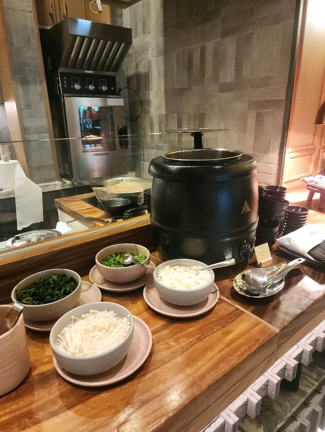 บุฟเฟ่ต์มื้อกลางวันที่โรงแรมแลนด์มาร์ค