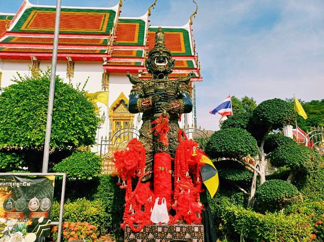 泰國曼谷湄南河畔著名古跡皇家寺廟景點：Wat Sai Mai，金黃色華麗寺廟建築群，適合打卡拍照📸冥想