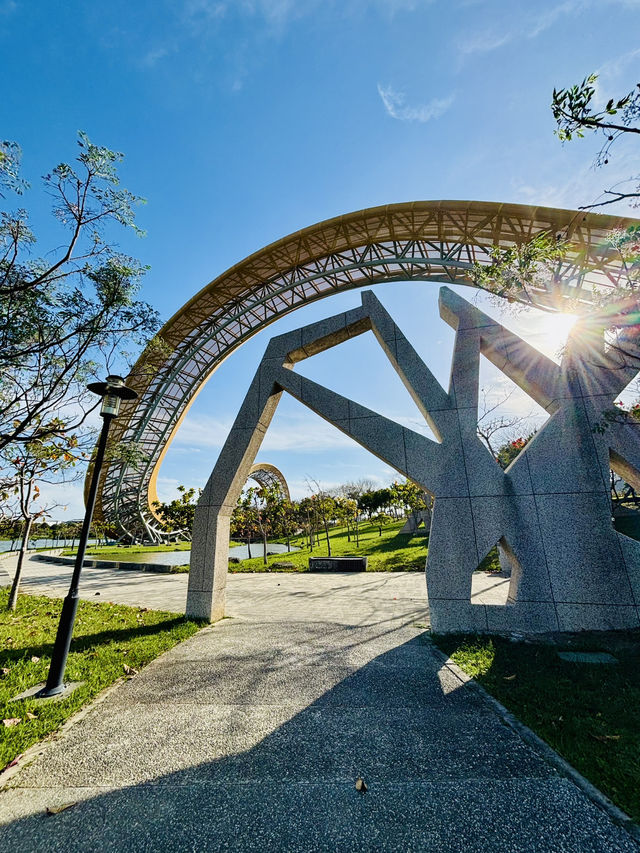 迎曦湖畔，享受休閒時光！☀️ 跑步運動，毛孩散步，完美的一天！🐶🏃‍♀️