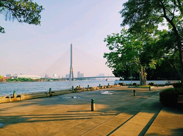 泰國曼谷湄南河畔著名城市綠洲河景公園景點：santichaiprakan公園，欣賞湄南河秀麗風光，適合打卡拍照📸