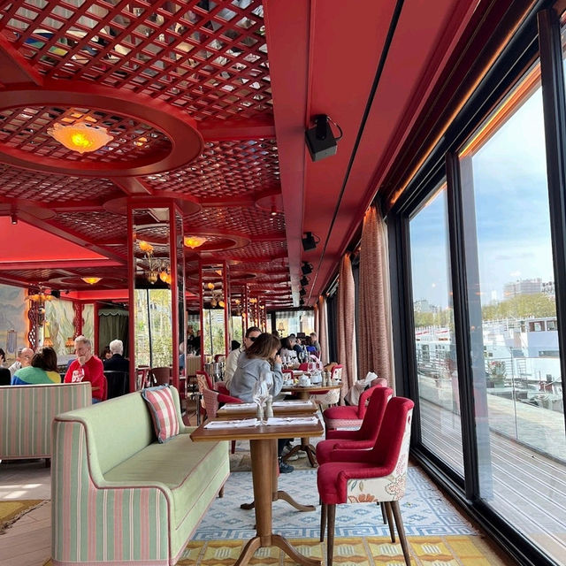 A memorable restaurant with a river view