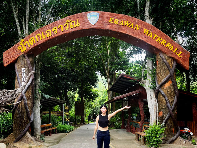 เล่นน้ำมรกตที่น้ำตกเอราวัณ
