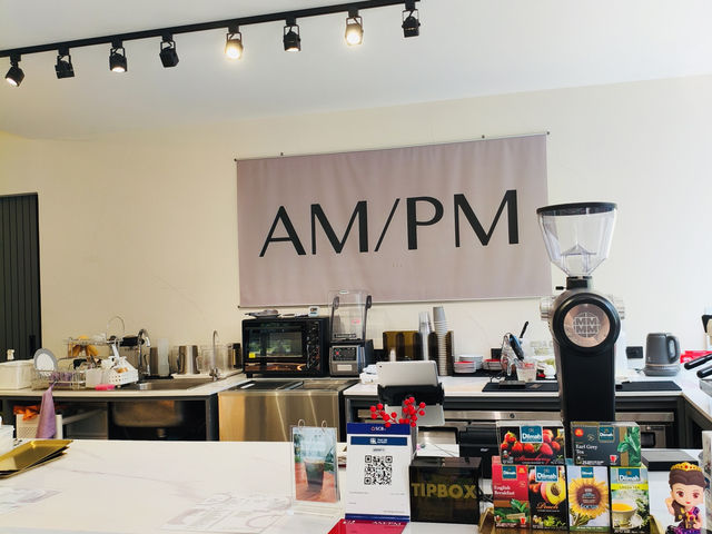 曼谷｜白色簡約風 甜點普普通通 但會想待著放鬆AmPm Ari Cafe