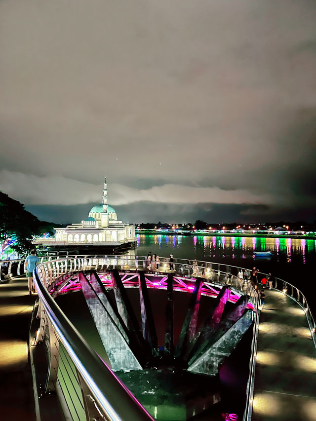 Darul Hana Bridge: Kuching’s Iconic Pedestrian Gateway and Instagram Favorite