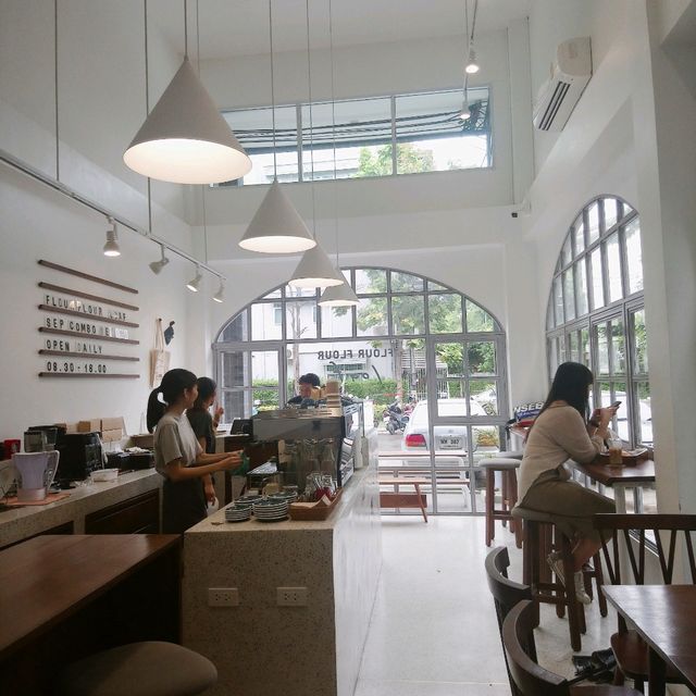 清邁大學旁充滿設計特色的早餐店， Flour Flour