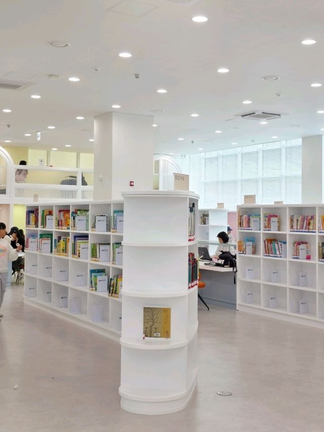 조용한 소리의 세계, 청음 공간이 있는 도서관