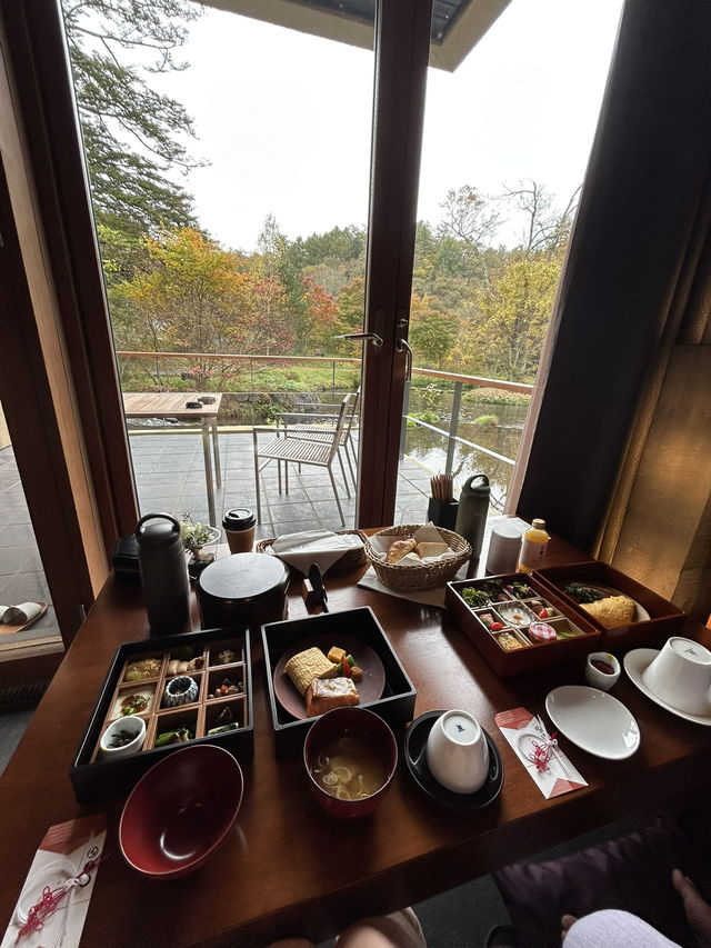 【軽井沢】秋の森で月を愛でる贅沢な時間「星のや軽井沢」