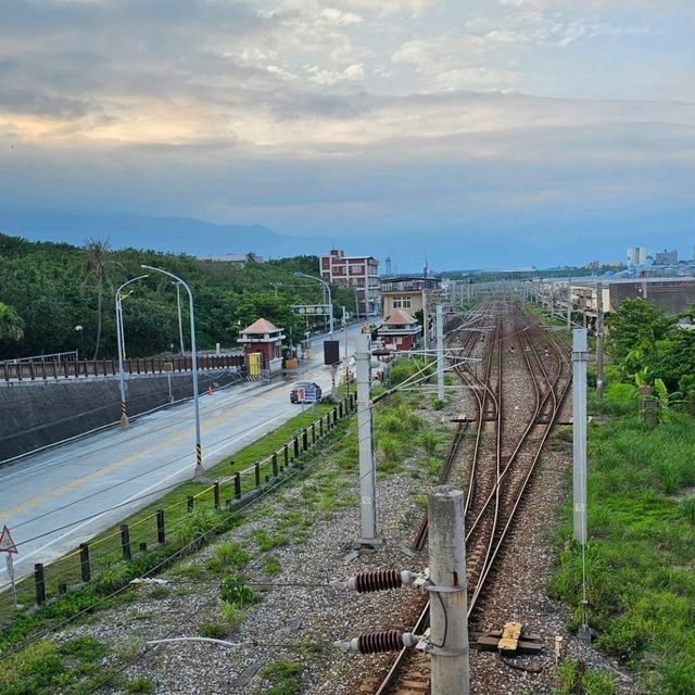 端午散步提案，花蓮港景觀橋，海與鐵道的交匯視角🚶‍♀️🚂🌊