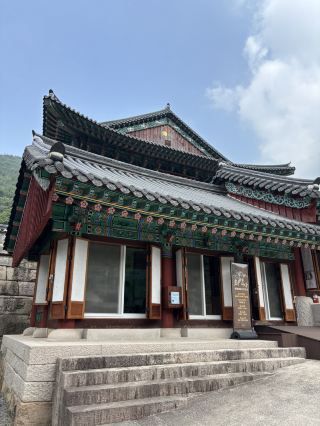 免費停車且適合散步的華嚴寺