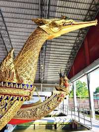 タイ王室の伝統美がここに集結。バンコクのロイヤル・バージ博物館で、壮麗な王室船に魅了されるひとときを。⚓🇹🇭✨