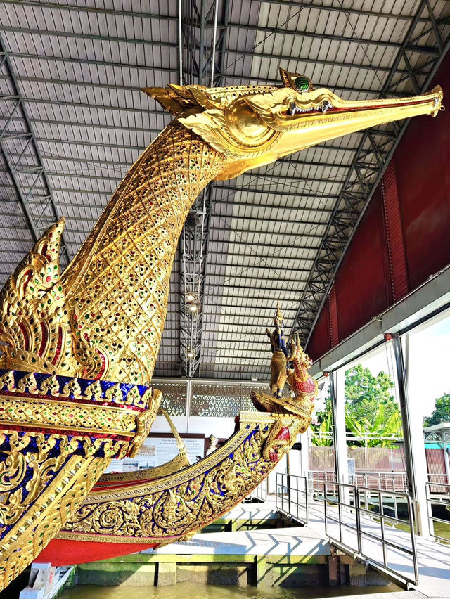 タイ王室の伝統美がここに集結。バンコクのロイヤル・バージ博物館で、壮麗な王室船に魅了されるひとときを。⚓🇹🇭✨