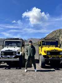 【前往 Mt. Bromo 的路上，不只是一段「交通」🚙🗻】 這趟不是單純的移動，而是一場穿越火山沙海的冒險旅程。