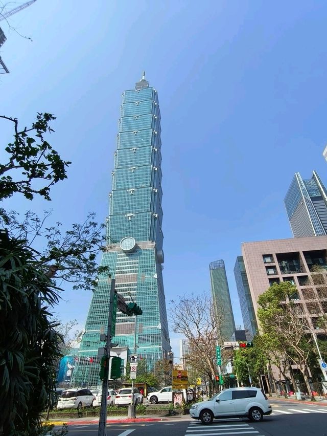 Hidden Art Bus Near Taipei 101 for Zero Dollars