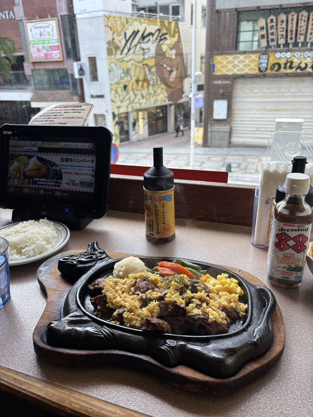🌴【沖繩國際通】日夜沸騰的熱帶購物天堂！夏威夷風情+美食全攻略 🍍