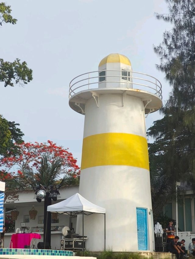 คาเฟ่สไตล์ซานโตรินี่ ติดหาดบางเสร่