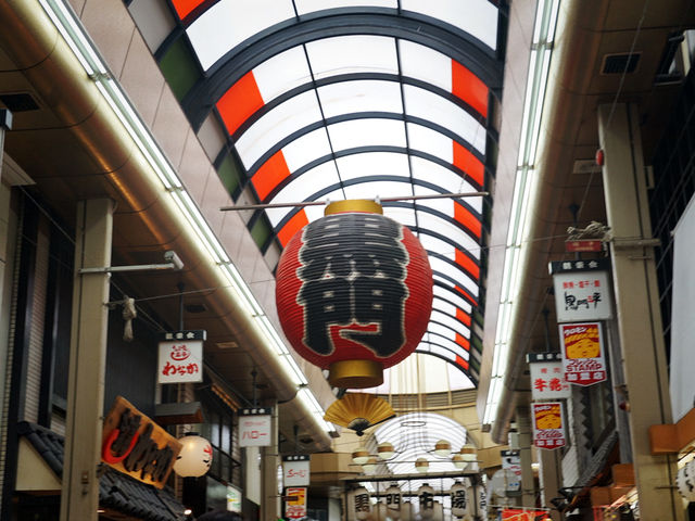 大阪黑門市場購物攻略：吃喝玩樂一網打盡！🦀🍣