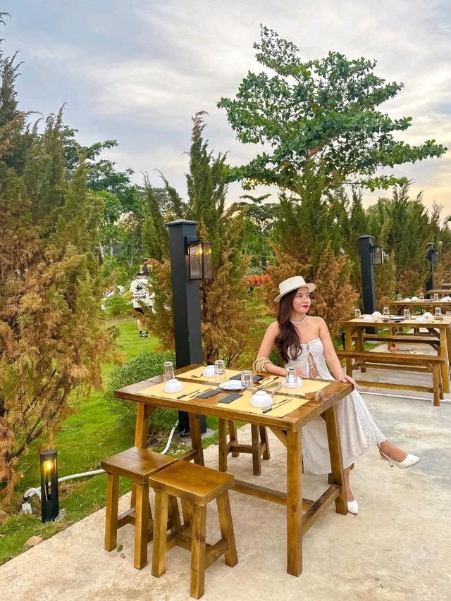 Địa điểm hẹn hò trong khu vườn châu Âu ngắm hoàng hôn siu lãng mạn mới toanh vừa xuất hiện tại Sài G