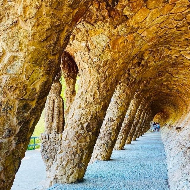 ガウディの魔法が詰まった幻想的な公園 – グエル公園