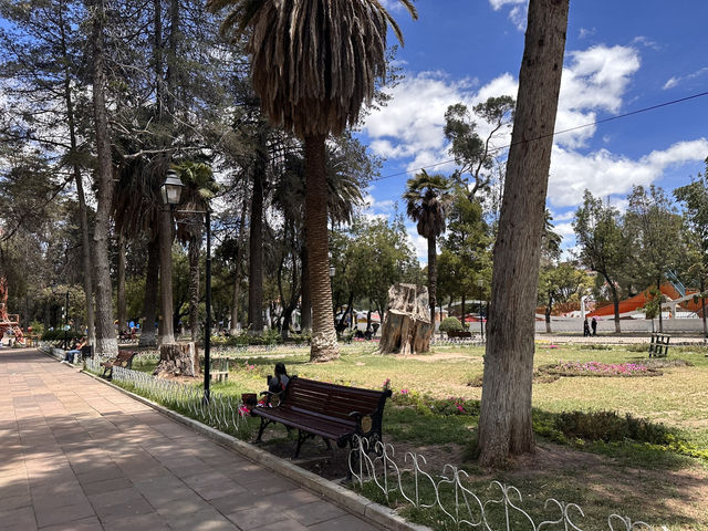 【Parque Simón Bolívar｜スクレの憩いと歴史が交差する都会のオアシス】