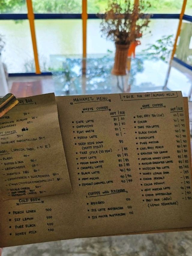 Mahamitr Lampang เป็นคาเฟ่ที่มีชื่อเสียงในลำปาง