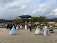 首爾必拍行程全攻略｜景福宮穿韓服、Jennie香水牆、秘密野花園一日拍爆10張大片！ 