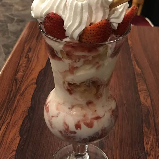 【東京/品川🇯🇵】メガパフェに夢中🍓👑王様といちご