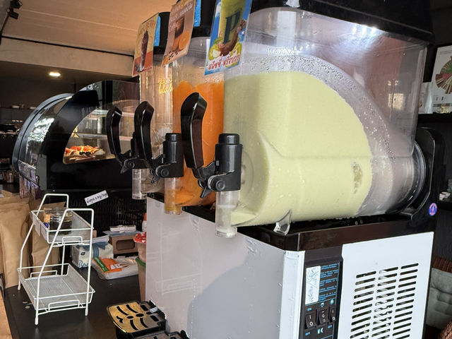ห้ามพลาด Phala Craft Coffee Roasters คาเฟ่วิวทะเล