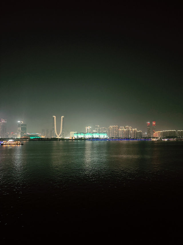 ชมไฟยามค่ำริมแม่น้ำ Qiantang