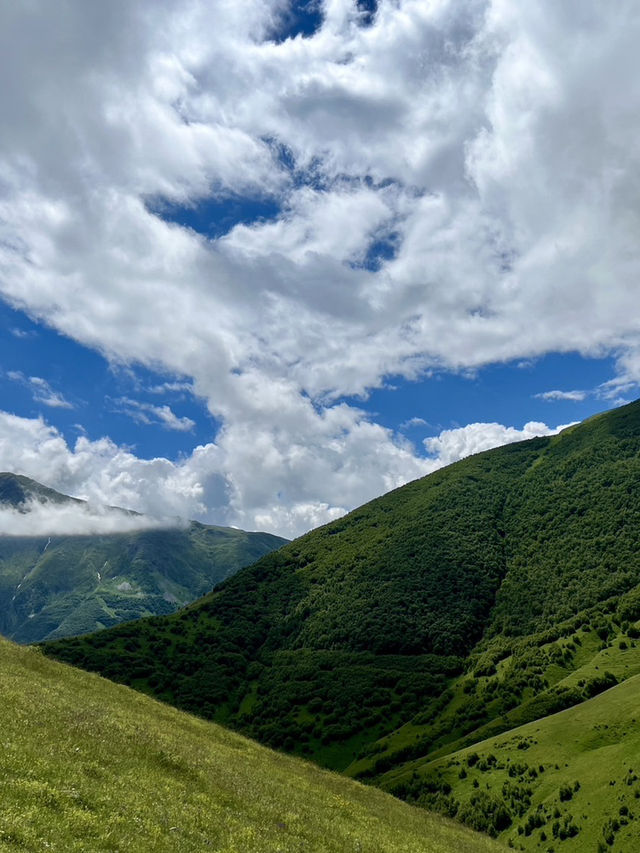 🏔️天に近い教会と絶景の村 ― カズベキで味わう大自然の静寂
