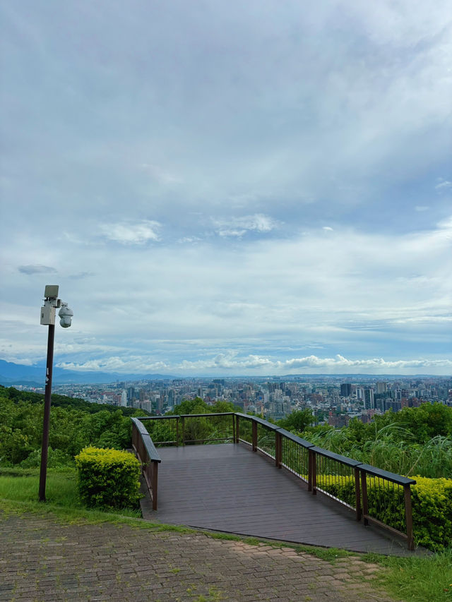🌄虎頭山環保公園 藏在桃園半山腰的城市綠洲 從森林走到天空，這座免費觀景公園美得太超現實！