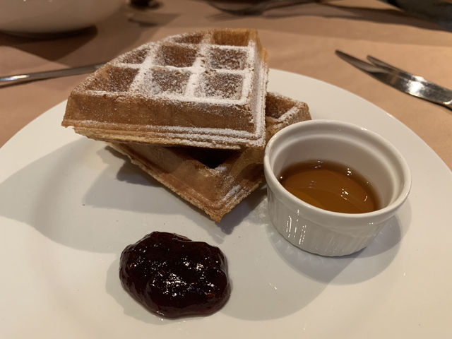 🍳 Breakfast at Melt Café — Quiet Luxury Meets a Seriously Good Spread