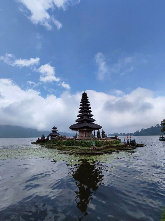 🛕 Reflections in the Mist: A Visit to Ulun Danu Beratan Temple