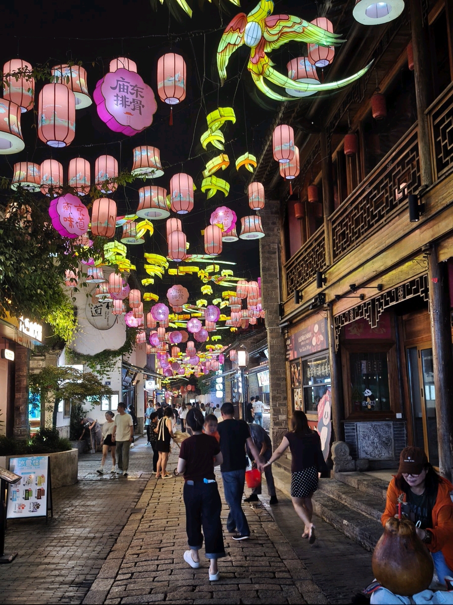 南京是個挺適合輕旅行的一個城市
抵達南京後，先到 中山陵，沿著綠意盎然的石階而上，雖然有點小累，但站在陵頂俯瞰整個園區，感受到莊嚴與宏偉。下午到 夫子廟秦淮河風光帶，坐船看燈影，體驗「十里秦淮」的古韻。
第二天午餐後走訪 明孝陵，石像道很壯觀，散步其中有一種穿越時空的感覺。晚上則在老門東閒逛，小店林立，氛圍很chill。
第三天來南京一定要去 明城牆，我選擇在 中華門城堡登城，感受古城的雄偉。午後到新街口周邊逛街，品嚐南京的鹽水鴨和鴨血粉絲湯。傍晚走在 玄武湖公園，湖光山色讓人很放鬆。
最後一天選擇輕鬆一點的行程，在咖啡館待一上午，寫明信片、發發呆。中午簡單吃了南京的小籠包，再到火車站準備返程。雖然只有短短四天，但這座城市的古今融合，已經留下深刻印象。
