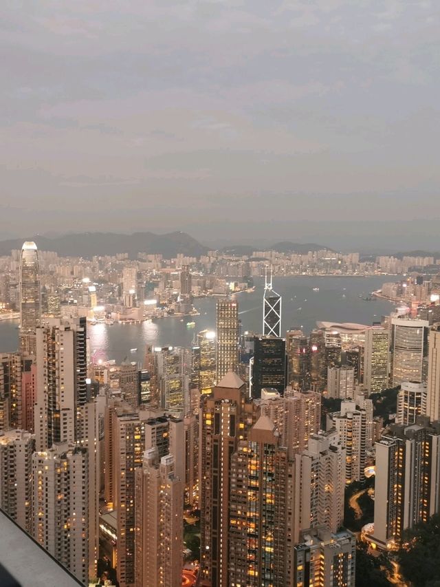 ชมวิวพระอาทิตย์ตกดินที่ Victoria Peak, Hongkong 🌄