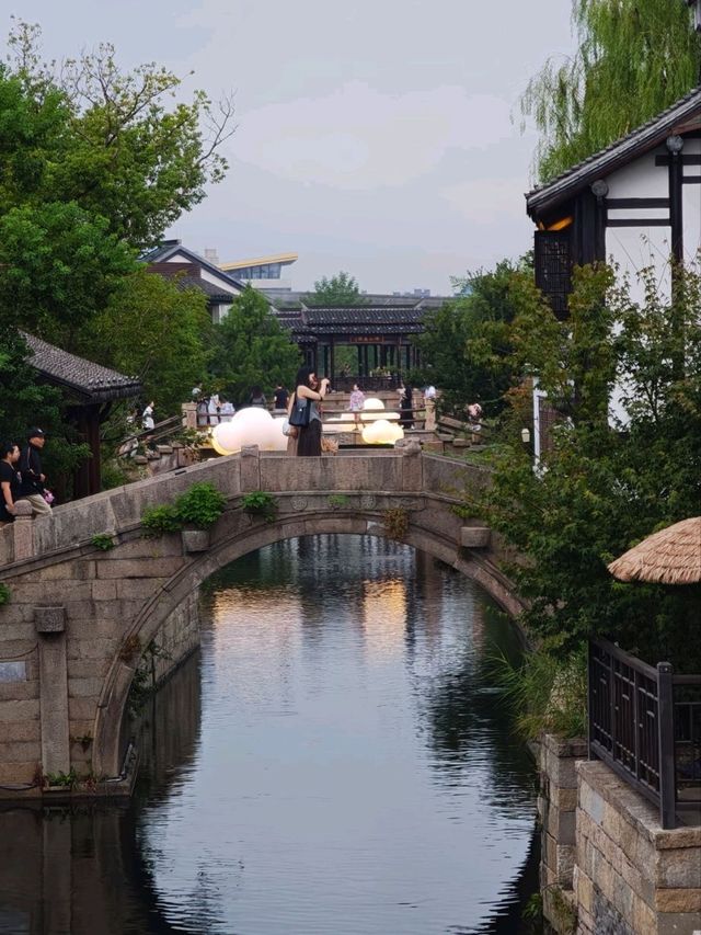 上海晴天街頭人文風景