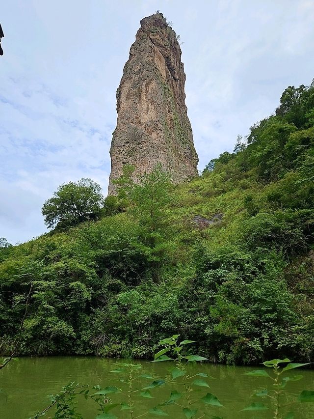 縉云仙都裡高聳云端的鼎湖峰