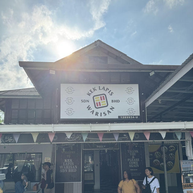 Vibing Through Kuching: Culture, Orangutans & Epic Eats 🦧🍰 Vibing Through Kuching: Culture, Orangutans & Epic Eats 🦧🍰