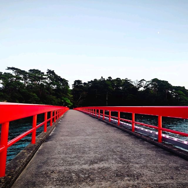 紅色橋上漫步賞晴空🌤️