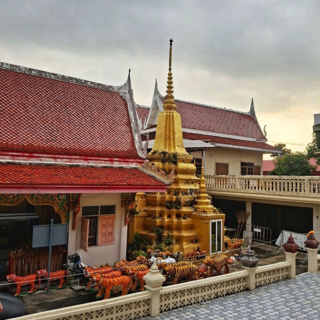 สักการะพระนาคปรกขนาดใหญ่ที่วัดแดงธรรรมชาติ