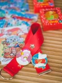 好得意呀！20個人氣角色空降西九🎈全港首個IP氣球巡遊！  今次安排得好順利，每隻IP公仔都有15個人係下面保持公仔平衡，就算有風都可以適時調節方向高低！有興趣嘅朋友起得Mark定12月28日嚟西九