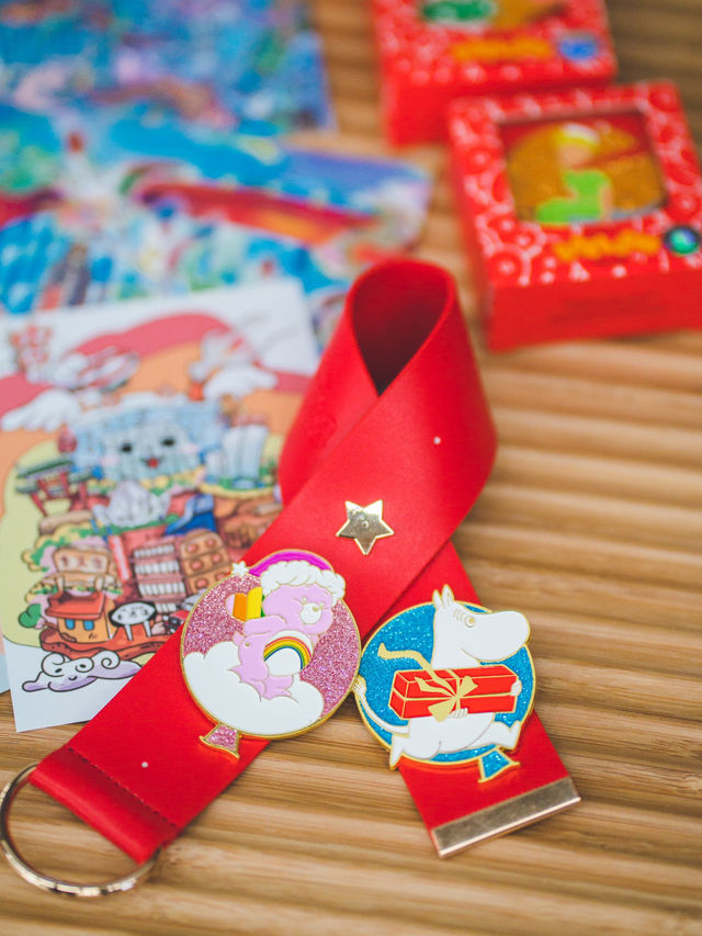 好得意呀！20個人氣角色空降西九🎈全港首個IP氣球巡遊！  今次安排得好順利，每隻IP公仔都有15個人係下面保持公仔平衡，就算有風都可以適時調節方向高低！有興趣嘅朋友起得Mark定12月28日嚟西九