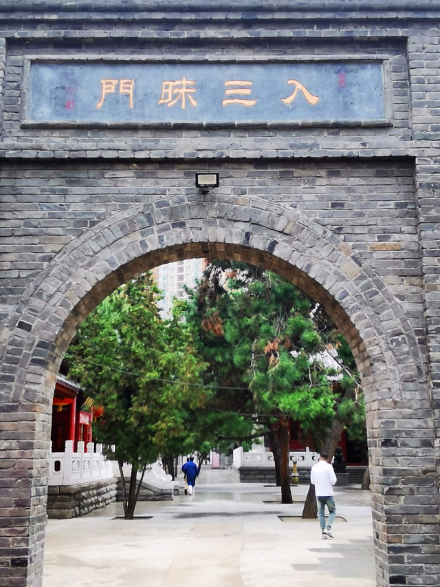 🙏 A Glimpse Into Local Buddhist Life — Huguo Pusa Temple (护国般若寺)